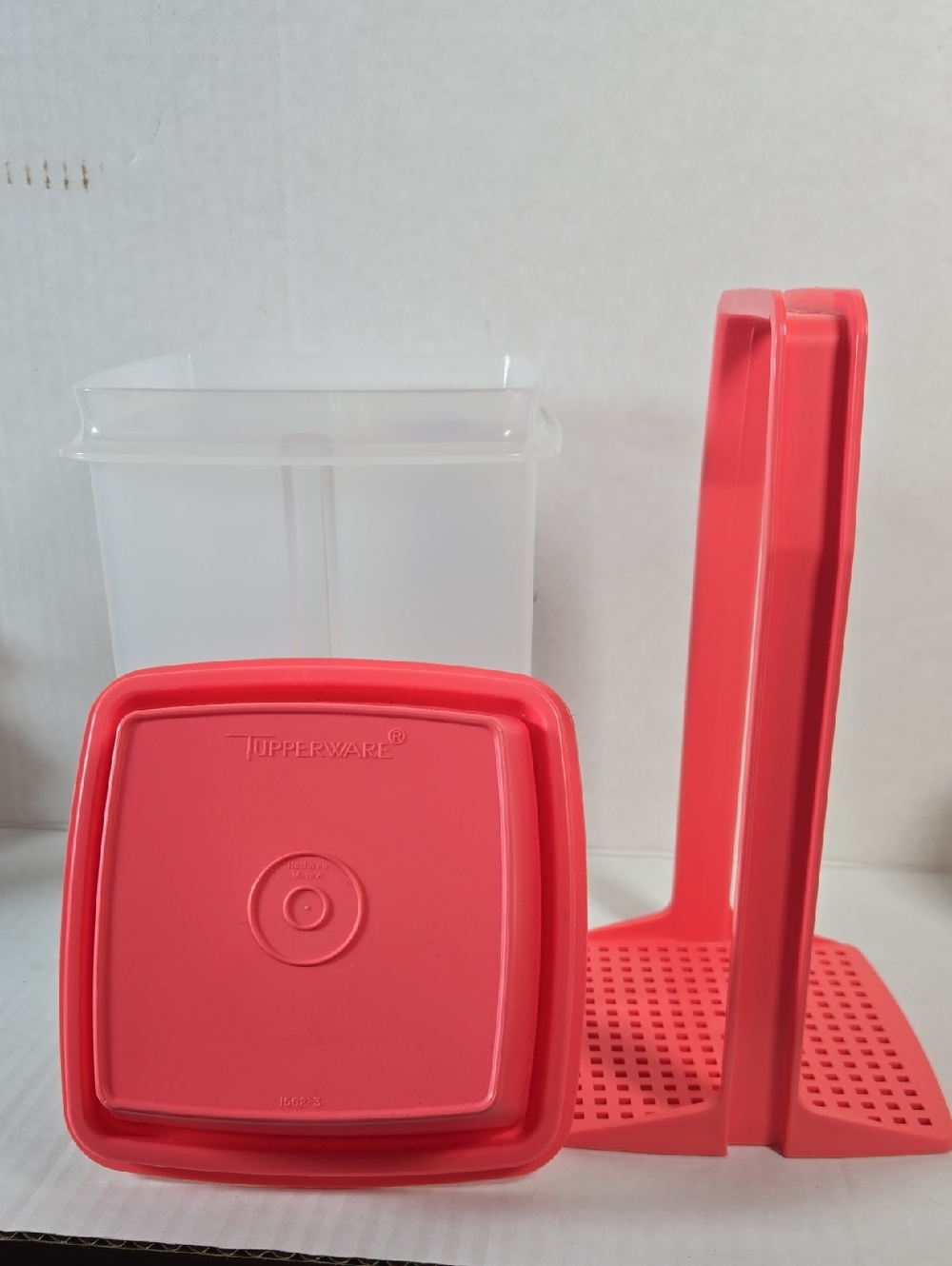 Tupperware 2 Qt. Pickle Keeper 1562-3 1560-4 Pink